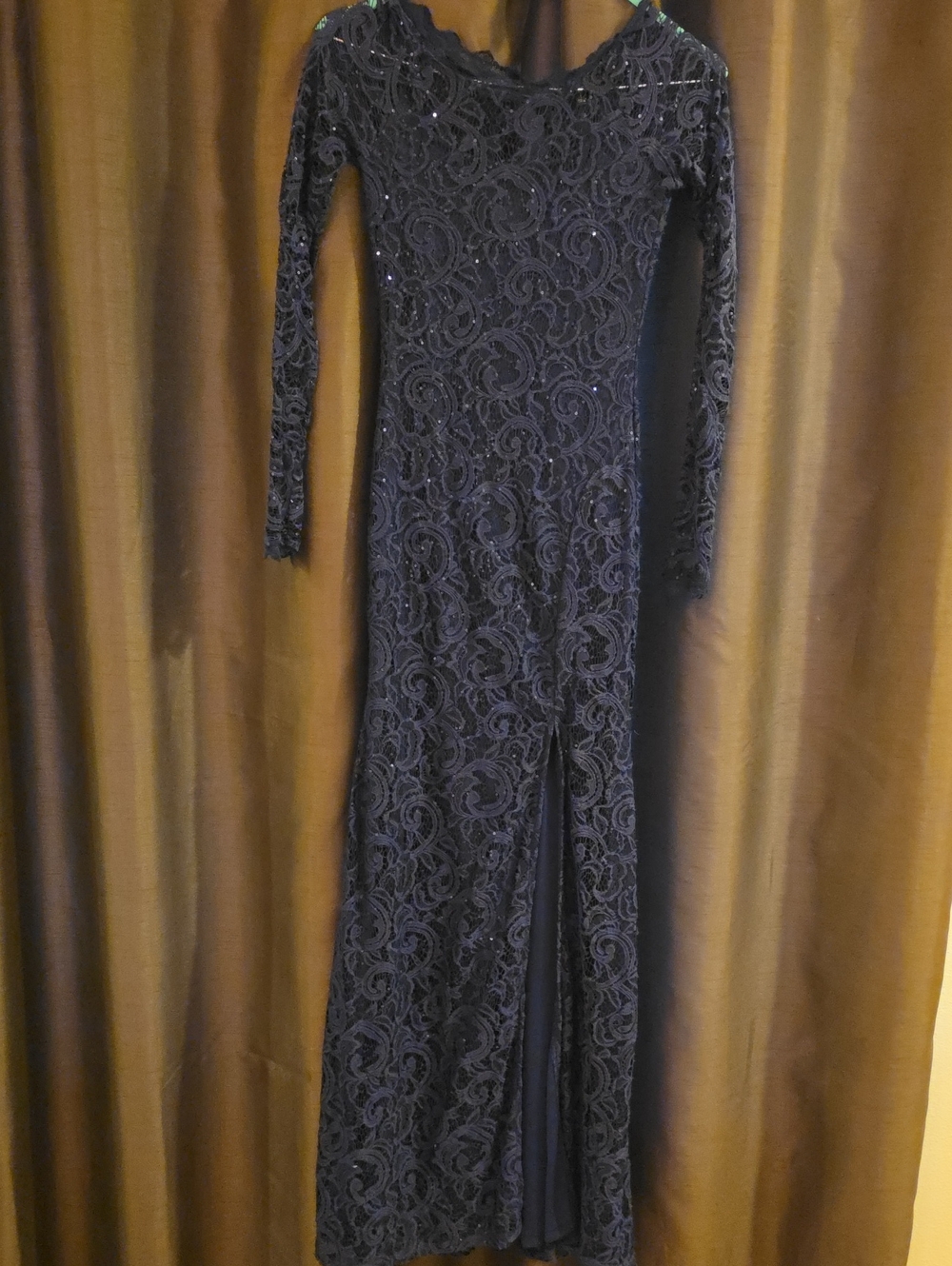 Elegant Blue Lace Long-Sleeve Evening Dress